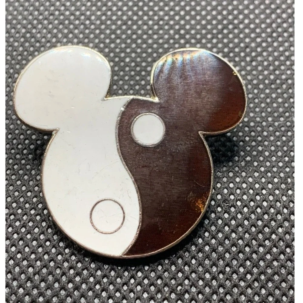 Vtg 2000 yin and yang Mickey Mouse Head icon Disney pin AUTHENTIC black white